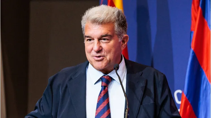 Joan Laporta ganha ajuda para cumprir promessa no Barcelona e atender desejo de Hansi Flick. (Foto: Imago)