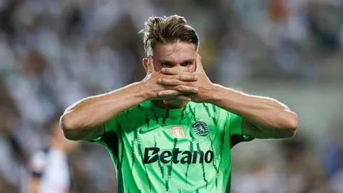 Gyokeres comemora um de seus gols na partida entre Farense e Sporting, no dia 23 de agosto de 2024, na Liga Portugal. (Maciej Rogowski / Alamy Stock Photo)