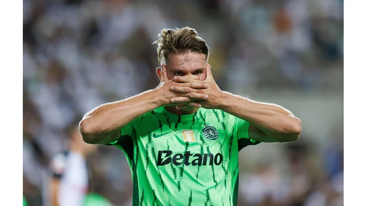 Gyokeres comemora um de seus gols na partida entre Farense e Sporting, no dia 23 de agosto de 2024, na Liga Portugal. (Maciej Rogowski / Alamy Stock Photo)