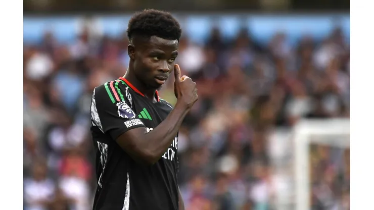 Saka durante a partida entre Aston Villa e Arsenal, no dia 24 de agosto de 2024, pela Premier League. (Associated Press / Alamy Stock Photo)