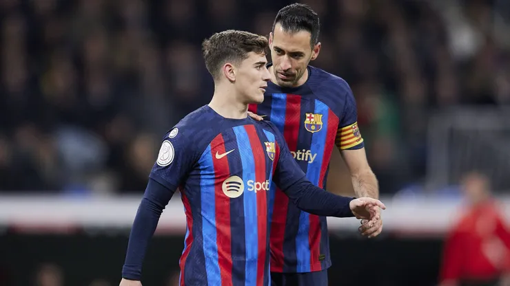 Sergio Busquets e Gavi durante o El Clássico, entre Real Madrid x Barcelona.