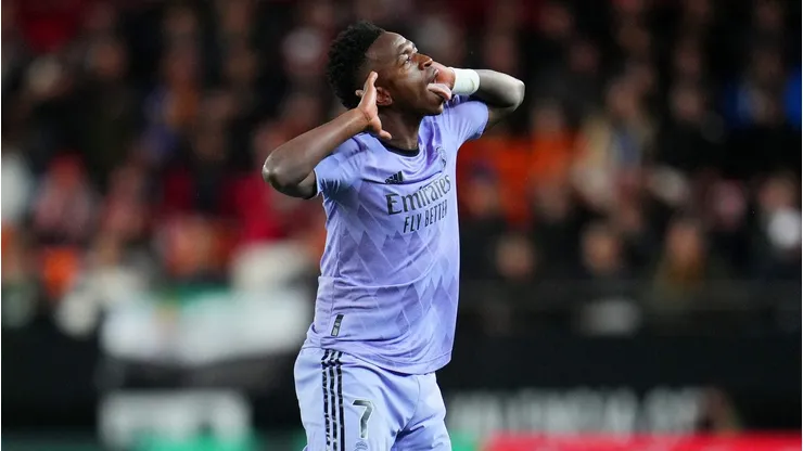 Vinicius Júnior comemorando de forma irônica diante dos torcedores do Valencia que o ofenderam com insultos racistas no estádio Mestalla. (Foto: Aitor Alcalde/Getty Images)