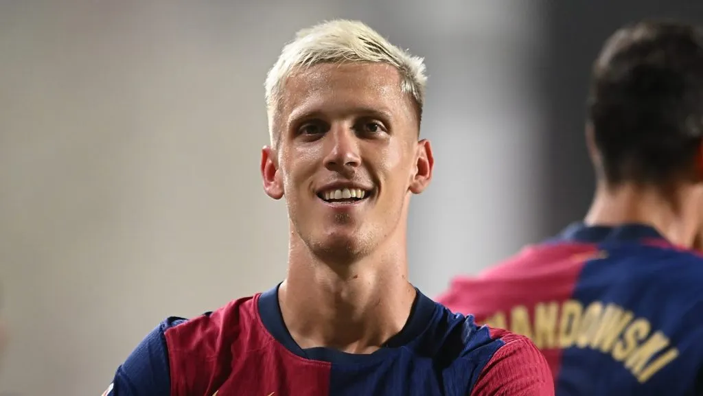 Dani Olmo em sua estreia celebra o segundo gol do Barcelona durante a partida da La Liga diante do Rayo Vallecano. (Foto: Denis Doyle/Getty Images)
