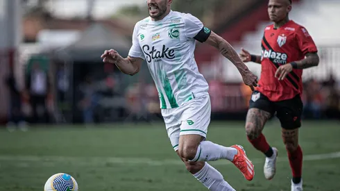 Alan Ruschel em ação durante o confronto entre Atlético-GO e Juventude pelo Brasileirão, no dia 24 de agosto de 2024. (Sipa US / Alamy Stock Photo)