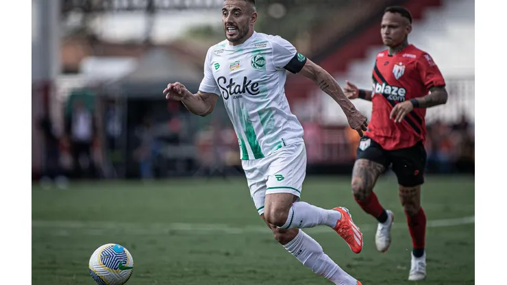 Alan Ruschel em ação durante o confronto entre Atlético-GO e Juventude pelo Brasileirão, no dia 24 de agosto de 2024. (Sipa US / Alamy Stock Photo)