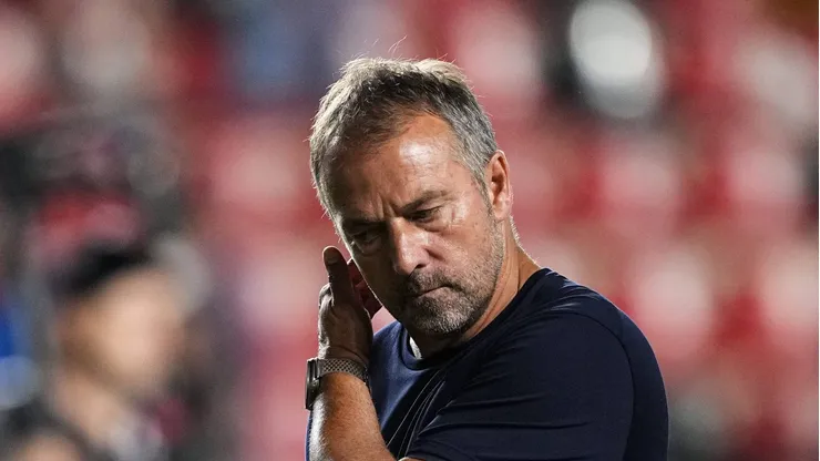 Craque do Barcelona tem lesão dramática e Hansi Flick desabafa: “No vestiário todos estão...”.