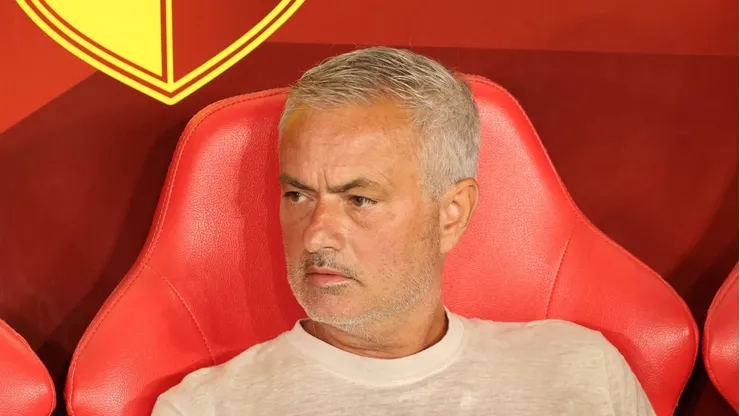Ex-Manchester United acerta contrato com Mourinho e está próximo de reforçar o Fenerbahçe.