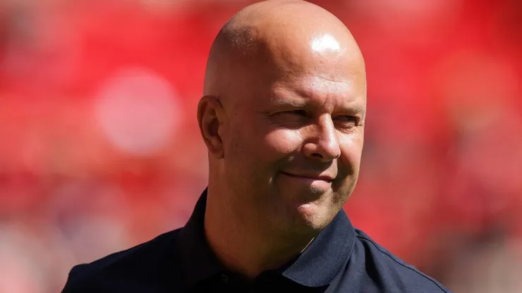 Arne Slot está prestes a ter reforço badalado no Liverpool (Photo by Barrington Coombs/Getty Images)