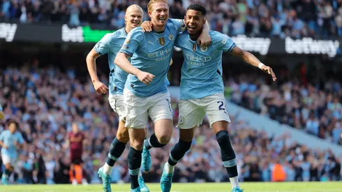 De Bruyne do Manchester City comemora gol ao lado de Savinho (Foto: Matt McNulty/Getty Images)