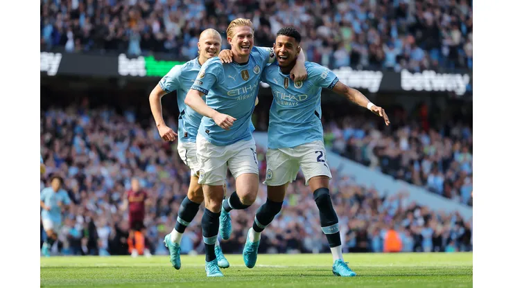 De Bruyne do Manchester City comemora gol ao lado de Savinho (Foto: Matt McNulty/Getty Images)