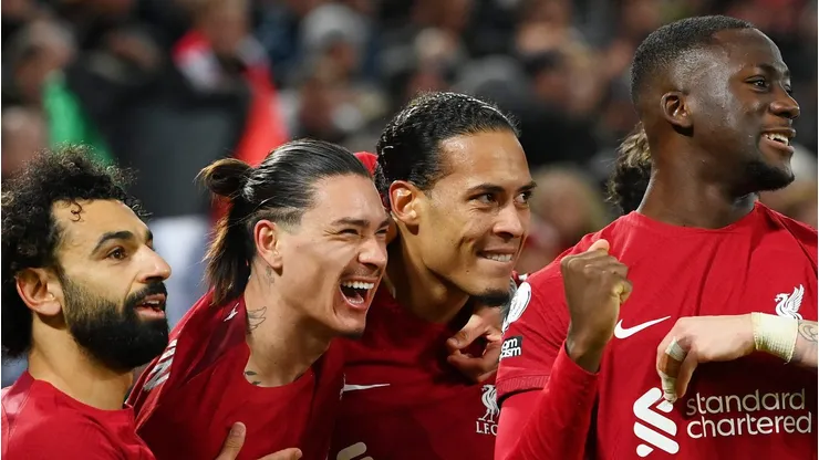 Van Dijk destaca foco no futuro com Slot. (Foto: Stu Forster/Getty Images)