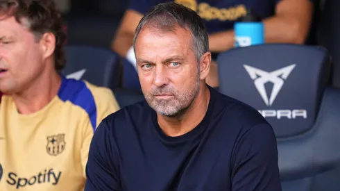 Hansi Flick, treinador, observa partida do Barcelona (Photo by Alex Caparros/Getty Images)