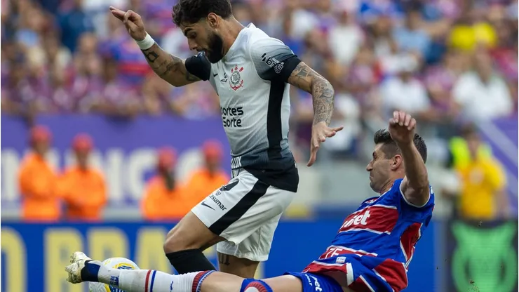 Yuri Alberrto e Pedro Raul muito criticados na derrota do Corinthians diante do Fortaleza pelo Brasileirão. (Foto: Baggio Rodrigues/AGIF)