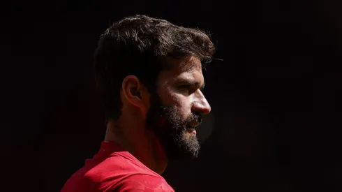 Goleiro do Liverpool, Alisson dá opinião inesperada sobre contratação de Mamardashvili.