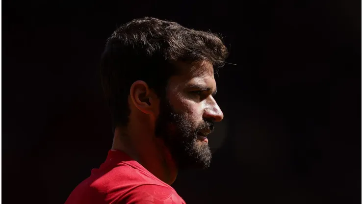Goleiro do Liverpool, Alisson dá opinião inesperada sobre contratação de Mamardashvili.