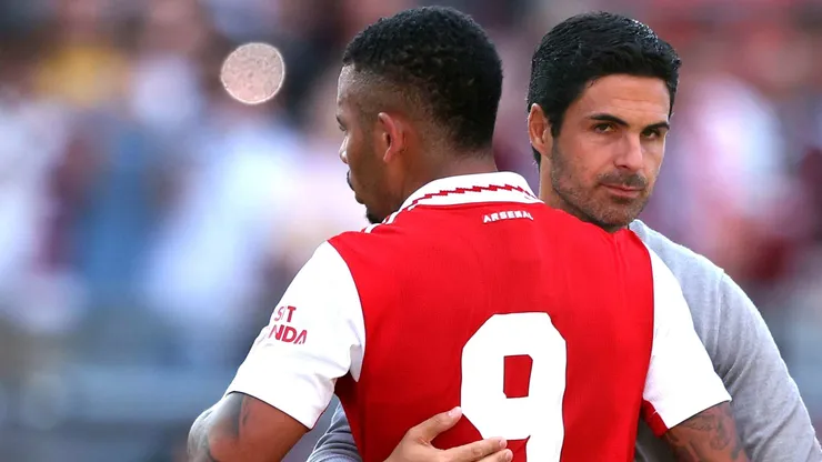 Gabriel Jesus e Mikel Arteta, atacante e técnico do Arsenal. (Photo by Alexander Hassenstein/Getty Images)