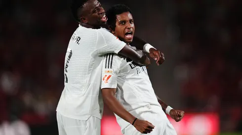 Rodrygo e Vini Jr comemoram gol do camisa 11 no duelo entre Mallorca e Real Madrid pela La Liga, no dia 18 de agosto de 2024. (Sipa US / Alamy Stock Photo)