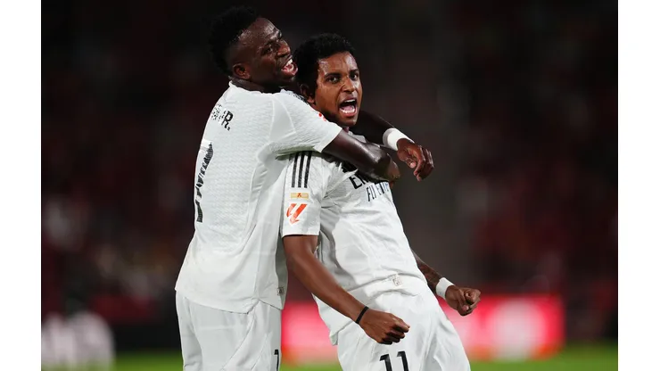 Rodrygo e Vini Jr comemoram gol do camisa 11 no duelo entre Mallorca e Real Madrid pela La Liga, no dia 18 de agosto de 2024. (Sipa US / Alamy Stock Photo)