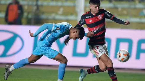 Luiz Araújo disputa a bola no jogo entre Bolivar e Flamengo pela Libertadores, no dia 22 de agosto de 2024. (Associated Press / Alamy Stock Photo)