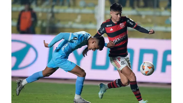 Luiz Araújo disputa a bola no jogo entre Bolivar e Flamengo pela Libertadores, no dia 22 de agosto de 2024. (Associated Press / Alamy Stock Photo)