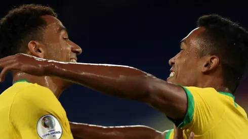 Alex Sandro, do Brasil, comemora com o companheiro de equipe Danilo da Silva, do Brasil, após marcar o primeiro gol de sua equipe durante uma partida entre Brasil e Peru, da Copa América Brasil 2021. (Foto: Buda Mendes/Getty Images)