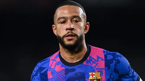Gigante do Brasileirão quer fechar com o atacante Memphis Depay, ex-Barcelona (Photo by David Ramos/Getty Images)