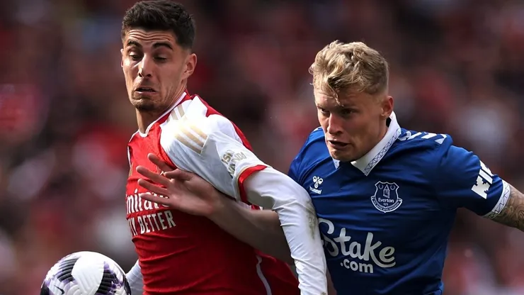Kai Havertz do Arsenal e Jarrad Branthwaite do Everton (Photo by Julian Finney/Getty Images)