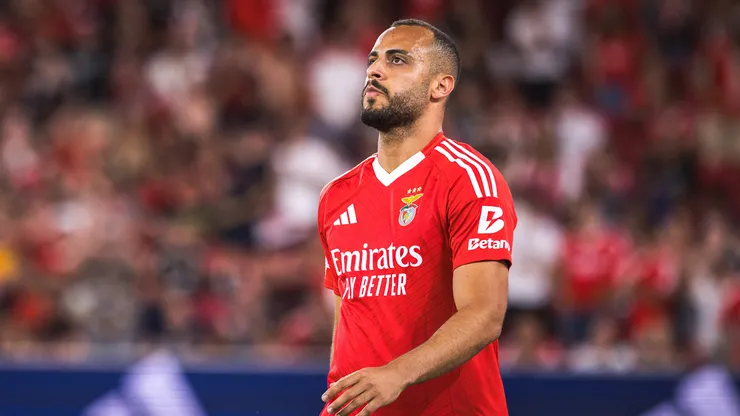 Arthur Cabral em partida pelo Benfica
