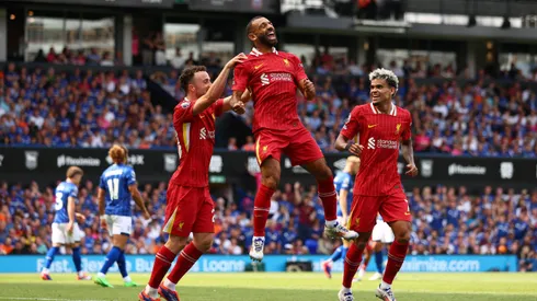 Salah comemora com companheiros mais um gol pelo Liverpool na Premier League (Foto: Marc Atkins/Getty Images)