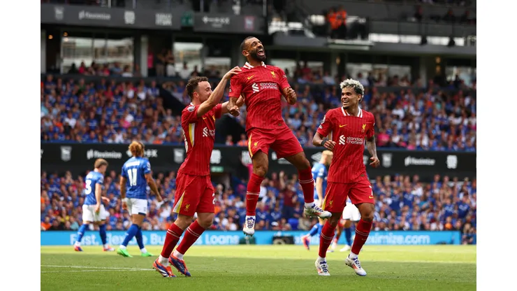 Salah comemora com companheiros mais um gol pelo Liverpool na Premier League (Foto: Marc Atkins/Getty Images)