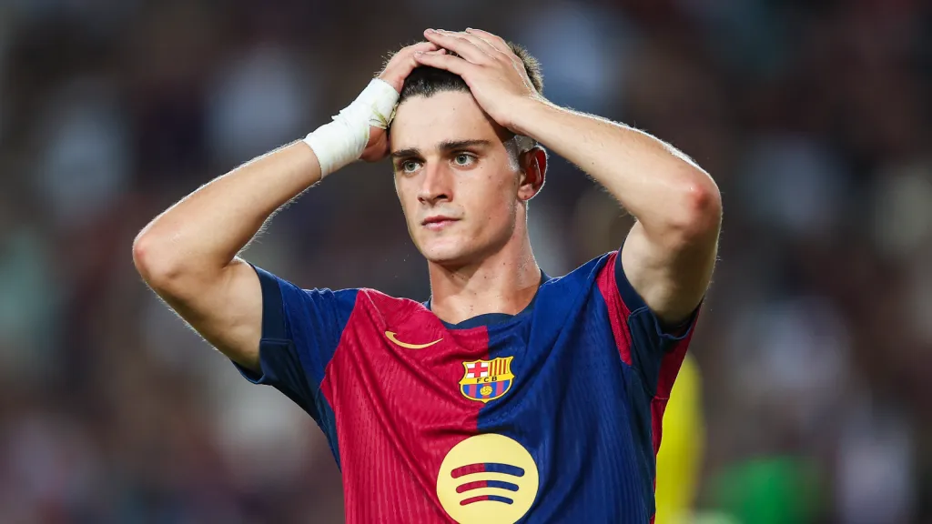 Pau Victor, em campo, com a camisa vinho e azul do Barcelona