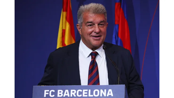 Joan Laporte, presidente do Barcelona, está negociando peças que não serão utilizadas no Barça.