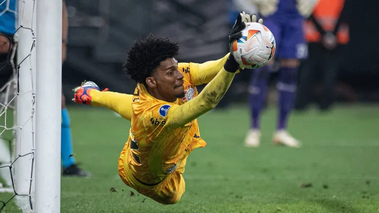 Hugo Souza defendeu três cobranças contra o RB Bragantino, pela Sul-Americana.