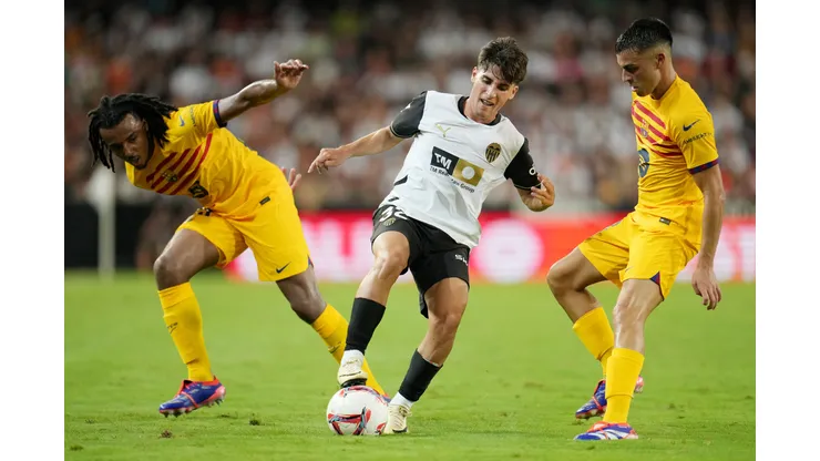 Barcelona se reestrutura em nova temporada com Hansi Flick no comando (Foto: Aitor Alcalde/Getty Images)