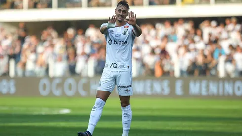 Diego Pituca durante a partida entre Santos e Avaí na Série B, no dia 17 de agosto de 2024. (Associated Press / Alamy Stock Photo)