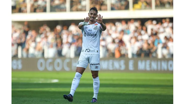 Diego Pituca durante a partida entre Santos e Avaí na Série B, no dia 17 de agosto de 2024. (Associated Press / Alamy Stock Photo)