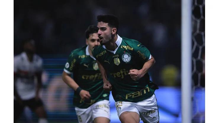 Flaco Lopez comemora um de seus gols na vitória do Palmeiras contra o São Paulo pelo Brasileirão, no dia 18 de agosto de 2024.(Associated Press / Alamy Stock Photo)