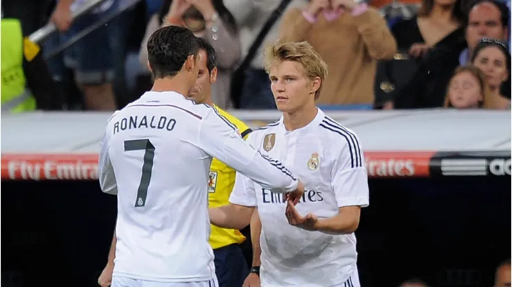 Odegaard do Real Madrid entra no lugar de Cristiano Ronaldo durante um jogo da La Liga. (Foto: Denis Doyle/Getty Images)
