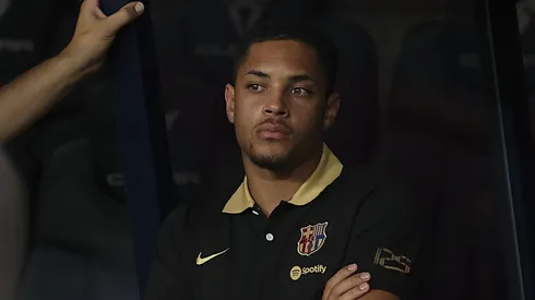 Deco viaja para concluir venda de Vitor Roque, que está sem espaço no Barcelona.