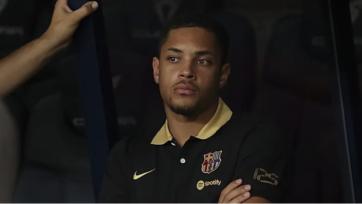 Deco viaja para concluir venda de Vitor Roque, que está sem espaço no Barcelona.