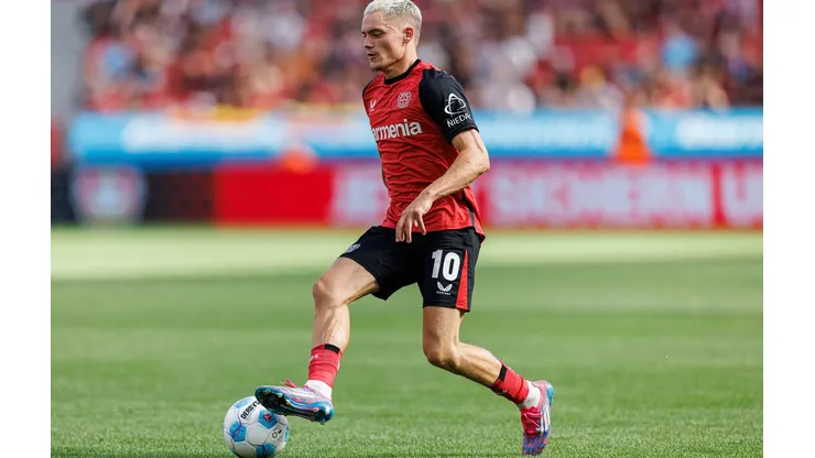 Wirtz em campo na partida amistosa entre Bayer Leverkusen e Sevilla, no dia 10 de agosto de 2024. (dpa picture alliance / Alamy Stock Photo)
