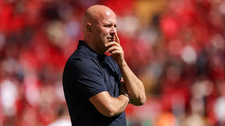 Arne Slot aguarda novidades no Liverpool (Foto: Barrington Coombs/Getty Images)