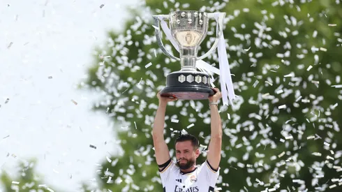 Nacho Fernandez, do Real Madrid, segura a taça da última conquista do Campeoanto Espanhol, a La Liga (Photo by Florencia Tan Jun/Getty Images)