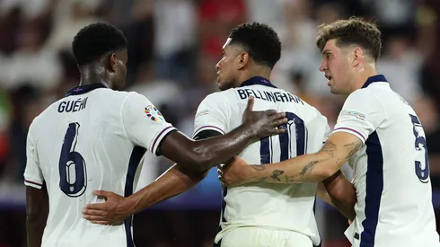 Marc Guehi, Jude Bellingham e John Stones, pela INGLATERRA (Photo by Alex Grimm/Getty Images)