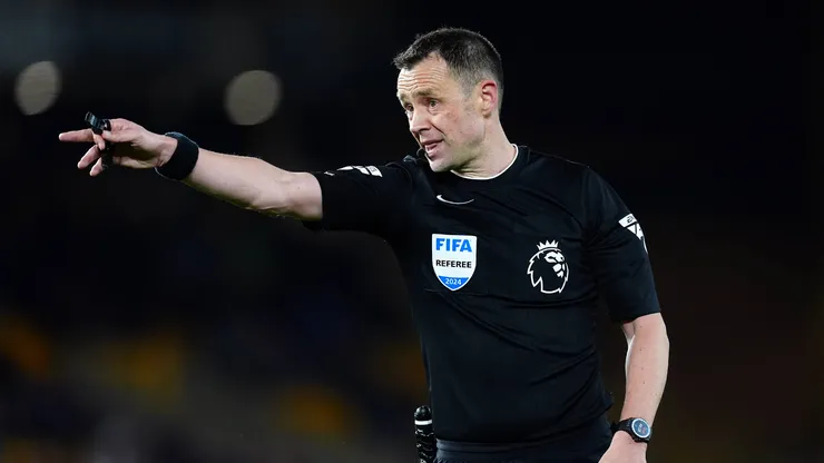 Stuart Attwell em partida da Premier League