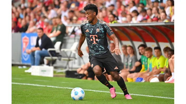 Kingsley Coman em ação durante o amistoso entre Tirol e Bayern de Munique, no dia 13 de agosto de 2024. (dpa picture alliance / Alamy Stock Photo)