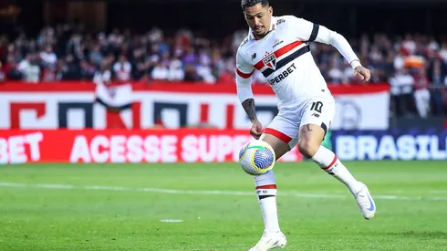 Luciano em ação durante o confronto entre São Paulo e Atlético-GO pelo Brasileirão, no dia 11 de agosto de 2024. (Associated Press / Alamy Stock Photo)