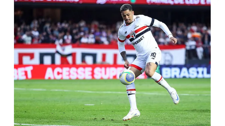 Luciano em ação durante o confronto entre São Paulo e Atlético-GO pelo Brasileirão, no dia 11 de agosto de 2024. (Associated Press / Alamy Stock Photo)