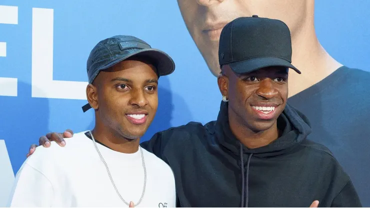 Rodrygo ao lado de Vini Jr em comemoração fora do Real Madrid