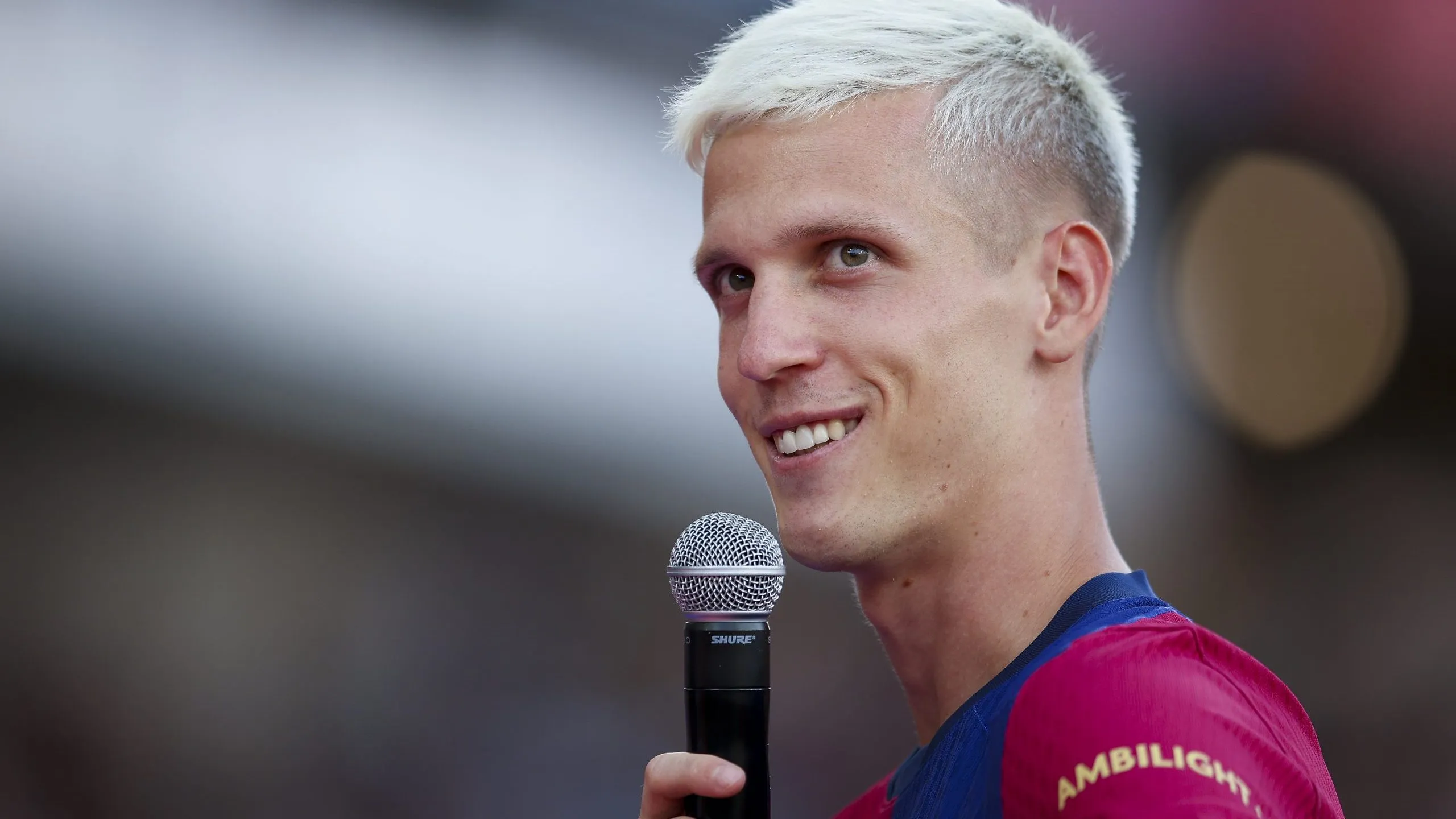 Dani Olmo foi apresentado já nesta segunda (12) em jogo amistoso. (Photo by Eric Alonso/Getty Images)